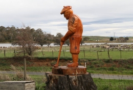 Wood carving of a golfer at Ratho Golf Course, Bothwell